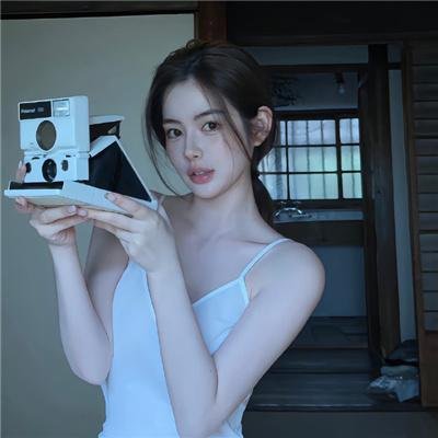 戴流苏耳环的少女
